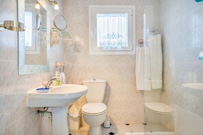 أحواض استحمام، مجففات شعر، مناشف