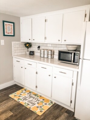 Fridge, microwave, oven, stovetop - Our Happy Place -The Cozy Cottage near the Buffalo National River (Yellville)