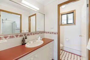 Maison de base, 3 chambres | Salle de bain | Baignoire et douche séparées, séchoir à cheveux, savon, shampooing