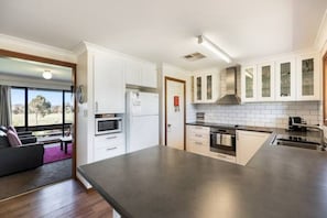 Basic House, 3 Bedrooms | Private kitchen | Full-size fridge, microwave, oven, stovetop - Ithaca Cottage by Your Innkeeper Mudgee (Frog Rock)