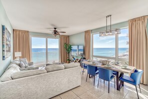 Smart-TV, Kamin, Bücher