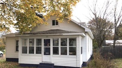 Cottage Just 2 Blocks to Beach and Town