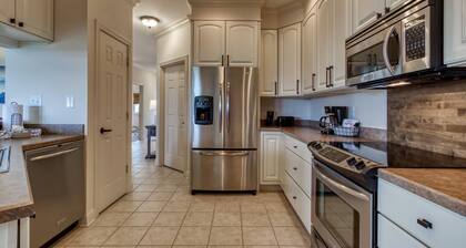 Panoramic Mountain Range Views! Spacious 2 King BR Chalet w/Garage, Jacuzzi, WiFi & Free Tickets