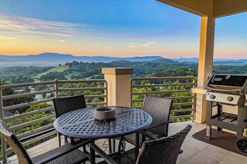Panoramic Mountain Range Views! Spacious 2 King BR Chalet w/Garage, Jacuzzi, WiFi & Free Tickets