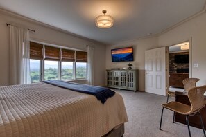 2 bedrooms, iron/ironing board, free WiFi, bed sheets - Panoramic Mountain Range Views! Spacious 2 King BR Chalet w/Garage, Jacuzzi, WiFi & Free Tickets (Sevierville)