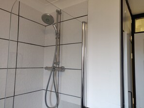Combined shower/tub, hair dryer, towels