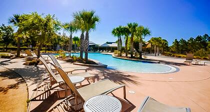 Spacious home steps from the beach with fast WiFi & washer/dryer