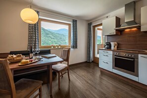 Frigorifero, forno, piano cottura, lavastoviglie