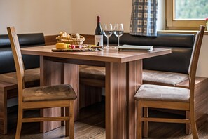 Dining - Apartment "Toni Stefan" with Mountain View, Shared Sauna, Wi-Fi & Private Terrace (Feldthurns)