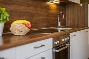 Jääkaappi, uuni, liesi, astianpesukone