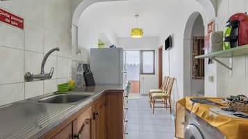 Frigorífico, microondas, horno y placa de cocina