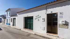 Un edificio con un letrero que dice 'Geo House' y una puerta con un ventanal.
