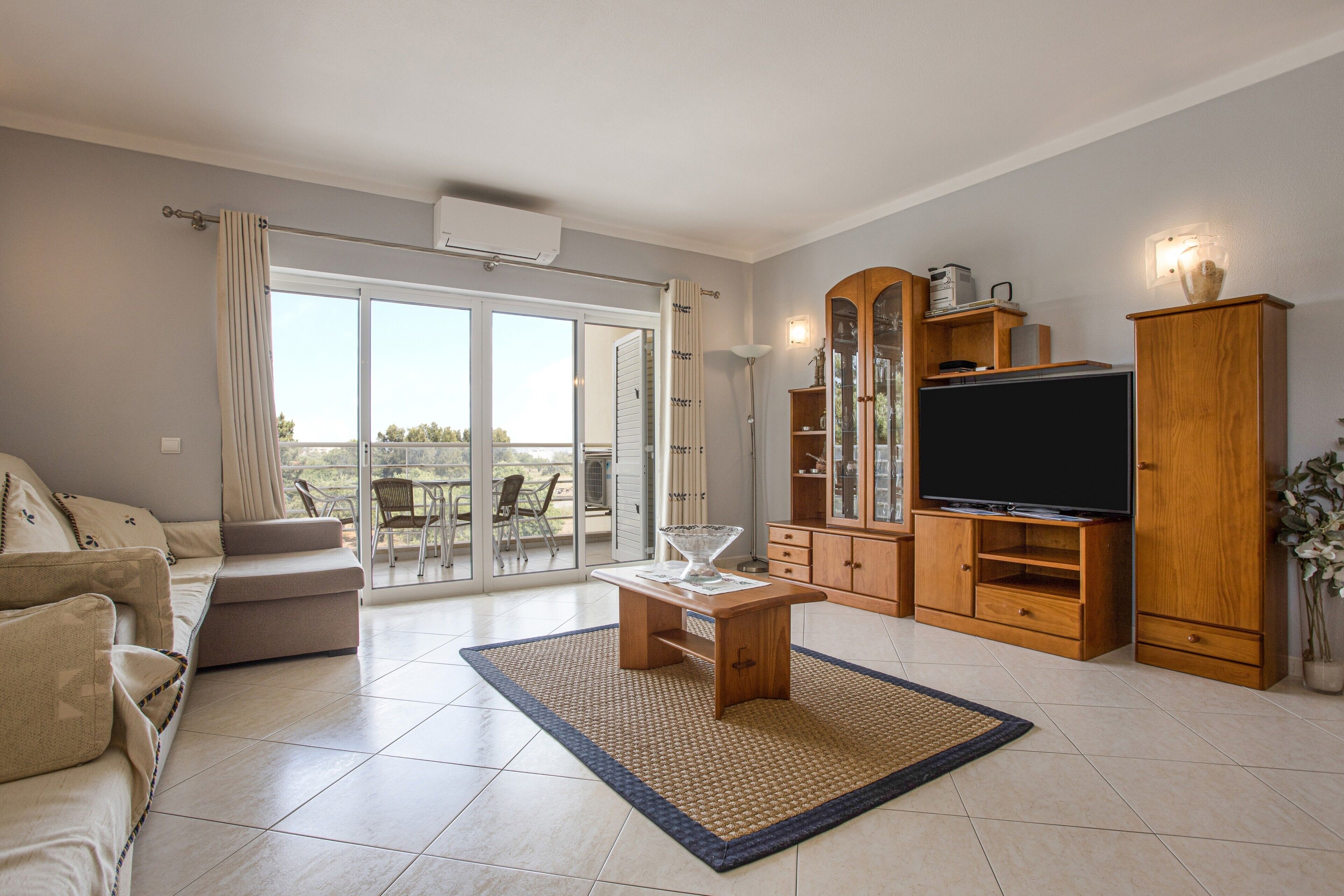 Televisión, reproductor de DVD, estéreo