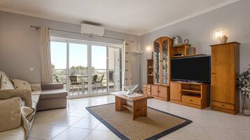 Televisión, reproductor de DVD, estéreo