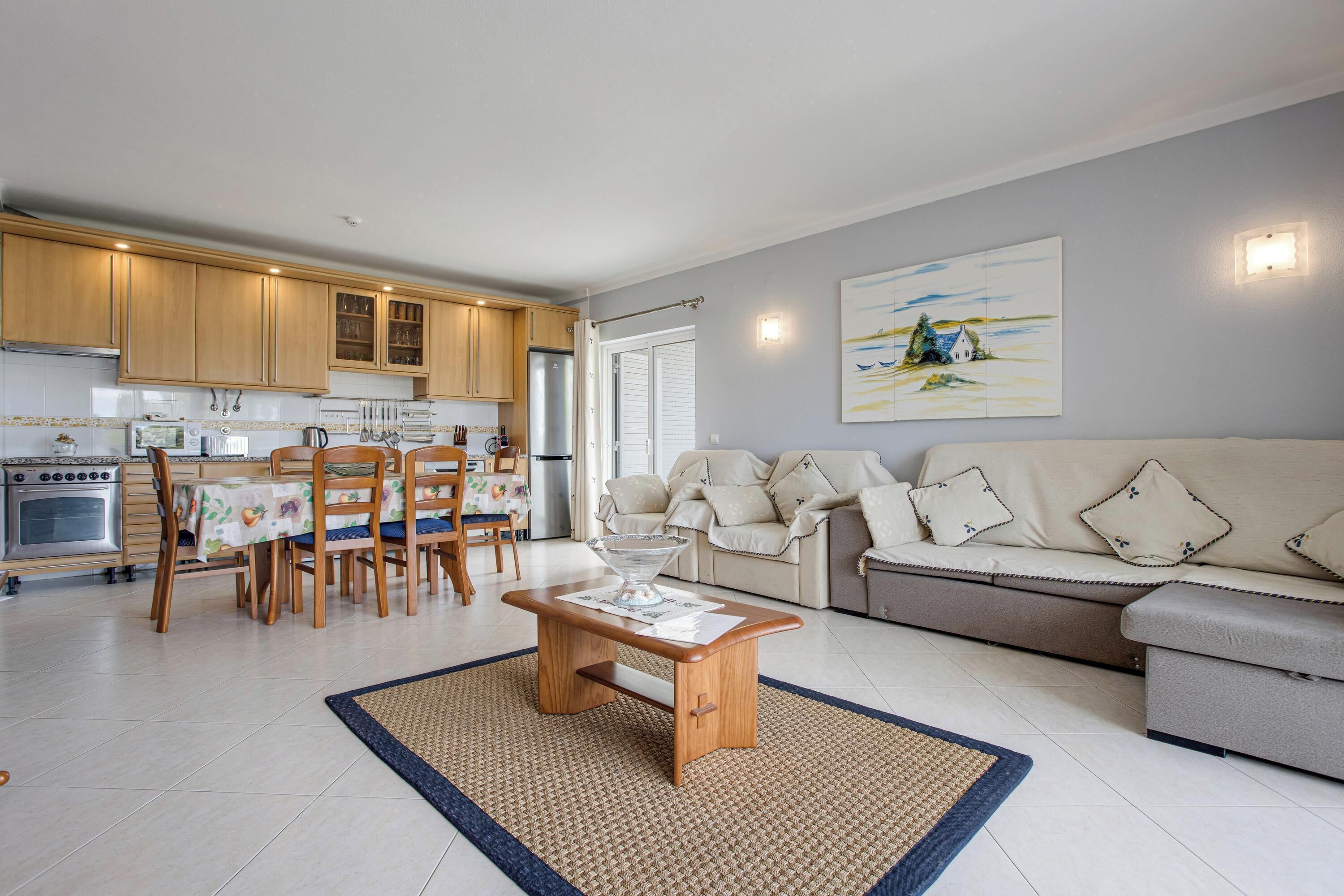 Una televisión, un reproductor de DVD, un reproductor estéreo