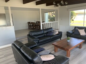 Smart TV - ‘The Fourshaw’ on Racecourse beach (Ulladulla)