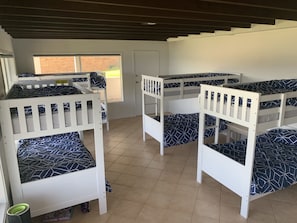 3 bedrooms, travel cot, Internet, bed sheets