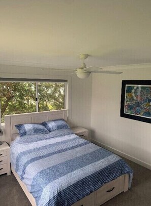 3 bedrooms, travel cot, Internet, bed sheets