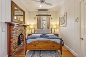 3 bedrooms, desk, iron/ironing board, travel cot - The Family Getaway ~ 3 Bed/2 Bath/1Car ~ Wooloowin (Wooloowin)