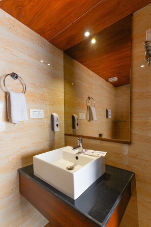 Executive Double Room | Bathroom | Shower, rainfall showerhead, free toiletries, hair dryer - Sumitel Vista 800m from Mall Road (Darjeeling)