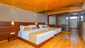 Family Studio Suite, Mountain View | Desk, blackout curtains, soundproofing, rollaway beds