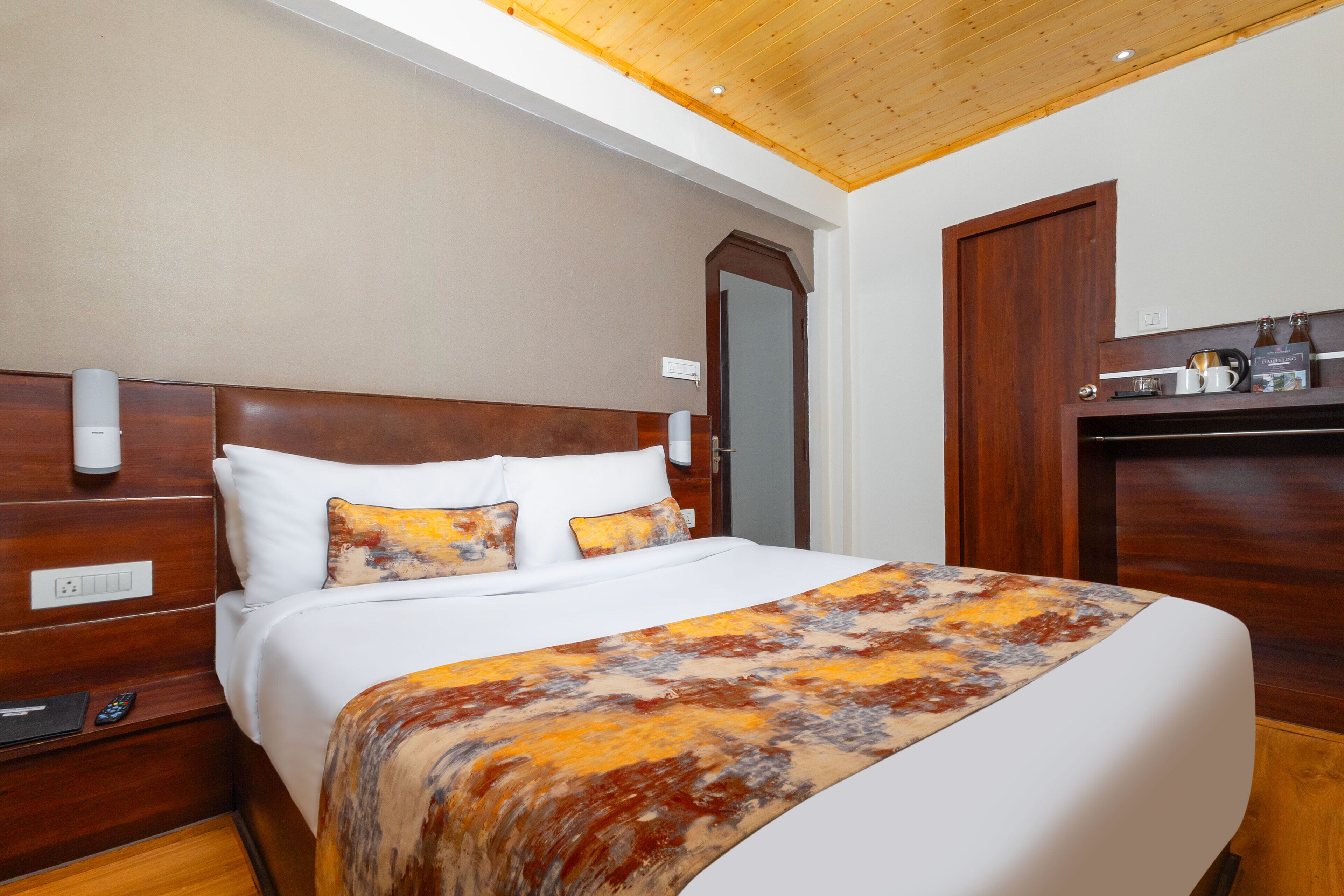 Escritorio, cortinas blackout y sistema de insonorización 