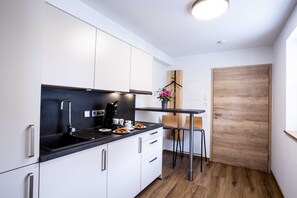 Kühlschrank, Wasserkocher mit Kaffee-/Teezubehör, Wasserkocher, Toaster