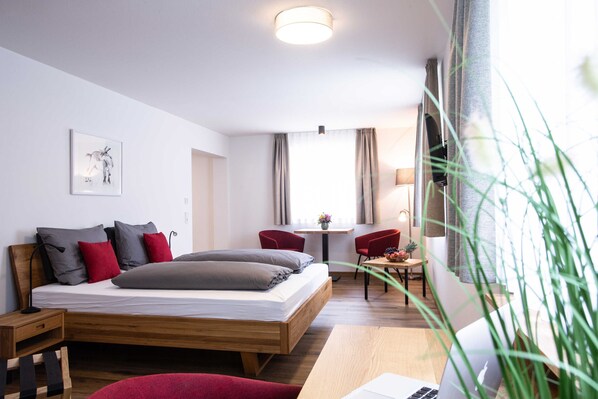 1 Schlafzimmer, Zimmersafe, Schreibtisch, Reisekinderbett