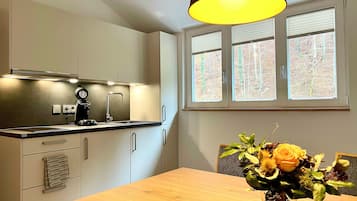Kylskåp, kaffe- och tebryggare, vattenkokare och brödrost