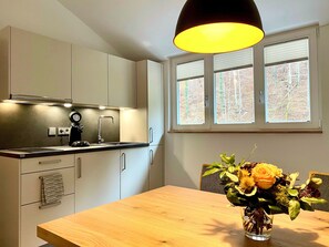 Kühlschrank, Wasserkocher mit Kaffee-/Teezubehör, Wasserkocher, Toaster