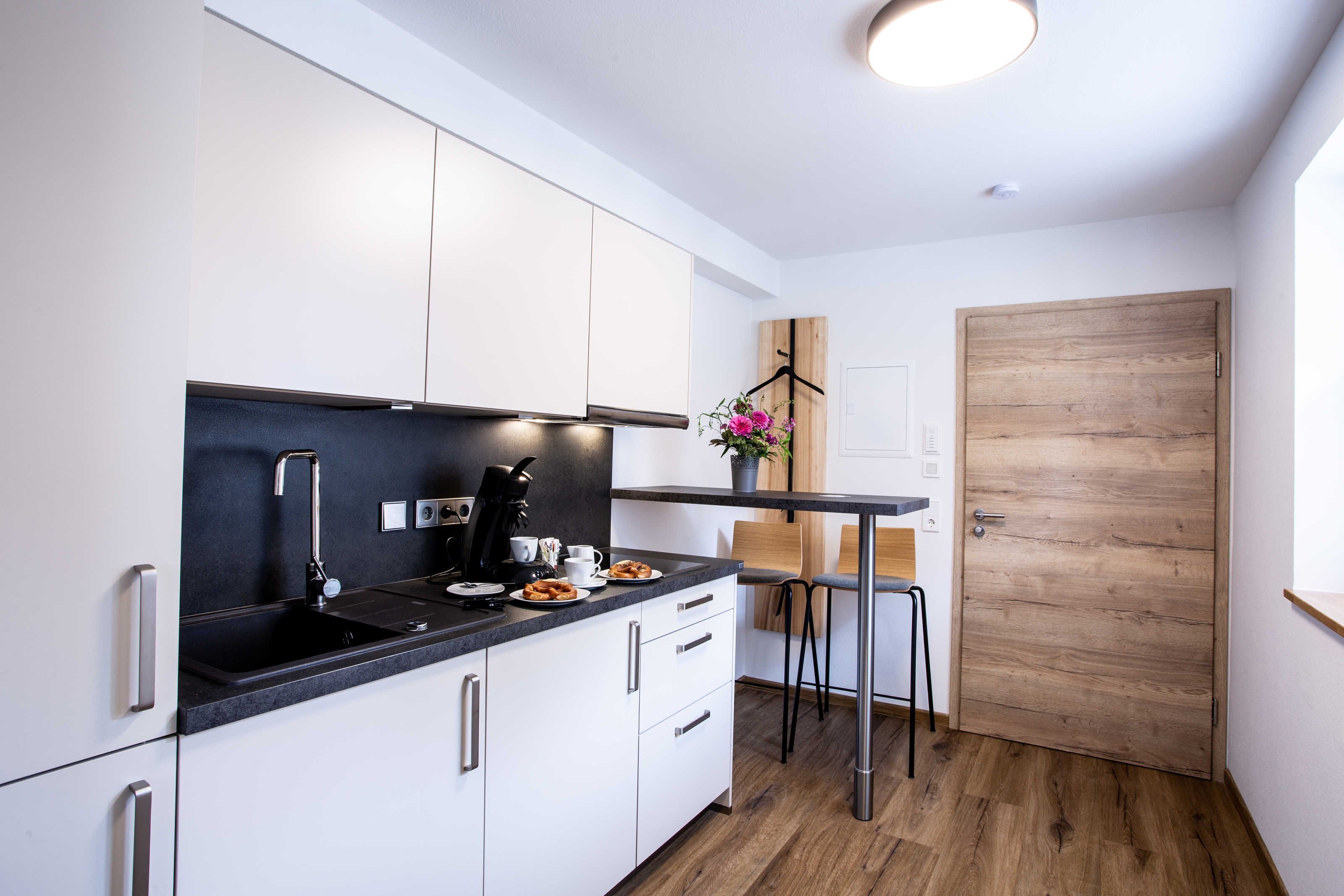 Jääkaappi, kahvin-/teenkeitin, vedenkeitin, leivänpaahdin