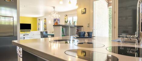 Micro-ondes, four, lave-vaisselle, tables à manger