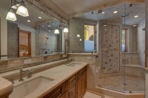 Een douche, een haardroger, handdoeken