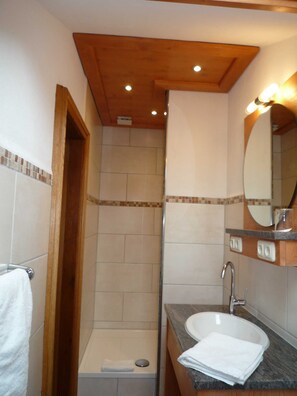 Douche, serviettes fournies