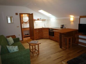 TV - Single apartment no. 9, 2nd floor, east-facing balcony - Gästehaus Johanna (Bad Wiessee)