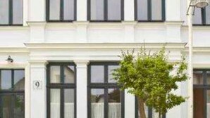 A white building with the sign "Haus Osterreich" above the entrance. - 2-room apartment - Strandvilla Ostpreussen (Heringsdorf)