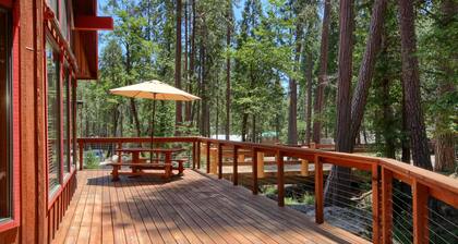 (92R) Jolie Cabin at The Redwoods In Yosemite