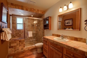 Shower, hair dryer, towels - (92R) Jolie Cabin at The Redwoods In Yosemite (Yosemite National Park)