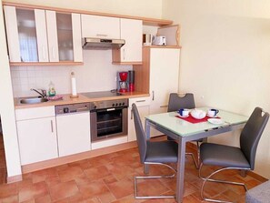 Kühlschrank, Ofen, Geschirrspüler, Wasserkocher mit Kaffee-/Teezubehör