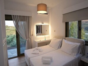 4 bedrooms, iron/ironing board, bed sheets