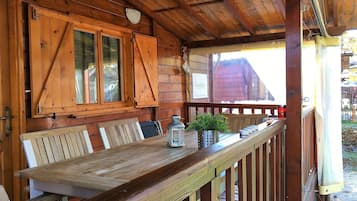 Maison, 2 chambres, balcon, vue montagne | Enceinte de lâhĂ©bergement