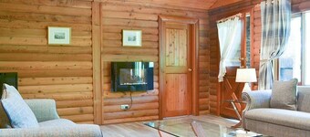 An Amazing Cedar 3 Bedroom Lodge On The Lochside at Portsonachan