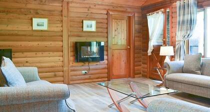 An Amazing Cedar 3 Bedroom Lodge On The Lochside at Portsonachan