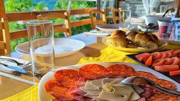 Room, 1 Bedroom, Patio, Garden View | Dining