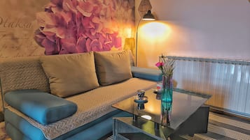 Room, 1 Bedroom, Patio, Garden View | Living room | TV