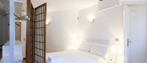 1 habitación, tabla de planchar con plancha y ropa de cama