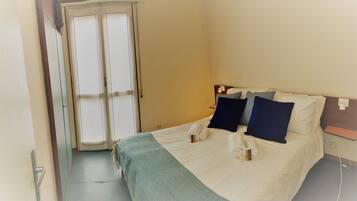 3 kamar tidur, setrika/meja setrika, dan seprai linen