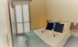 3 bedrooms, iron/ironing board, bed sheets - Domus Lido - 3 Bedrooms, 5 Persons, Wifi, Parking, air Conditioning (Comacchio)