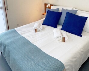 3 chambres, fer et planche à repasser, draps fournis