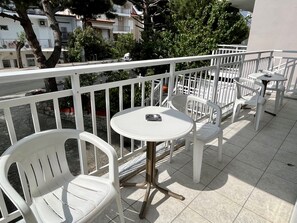 Outdoor dining - Our Newly Renovated Apartment in Limenaria, Only Five Minutes Away From Center (Thasos)